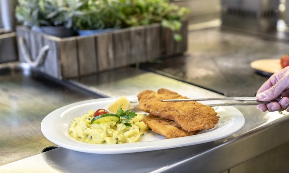Restaurant Alter Wirt Weyarn Schnitzel Mit Kartoffelsalat